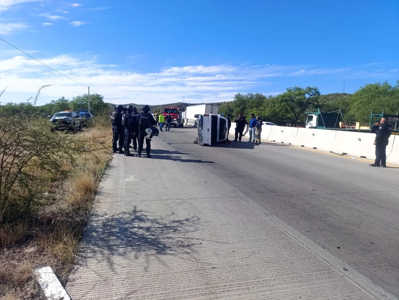 Tragedia en la carretera: muere mujer y dos menores resultan heridos en volcamiento