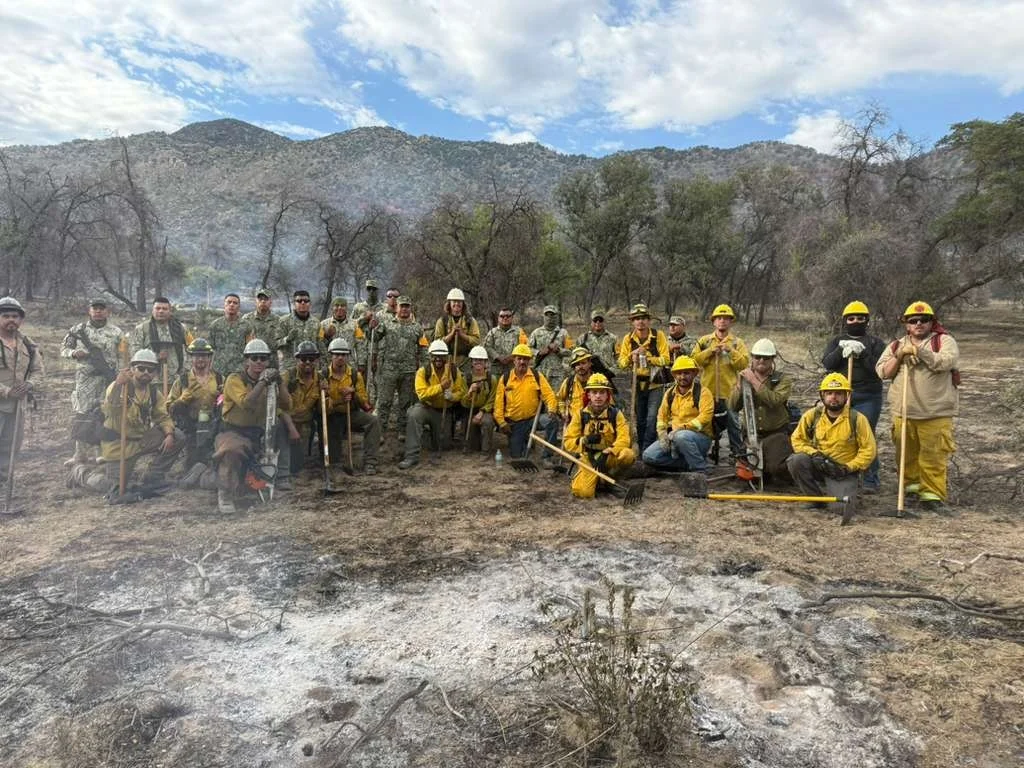 Refuerzan combate al incendio Benton en la frontera; llaman a prevenir nuevos siniestros