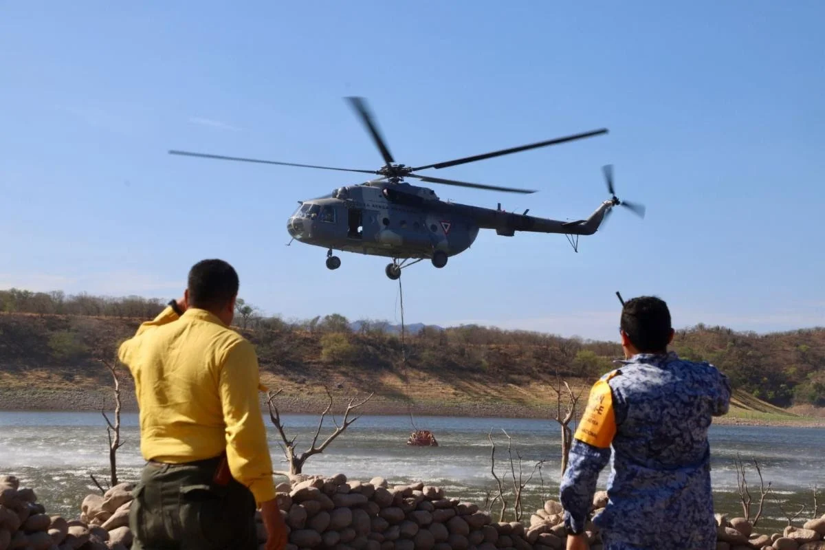 Refuerzan combate aéreo y terrestre contra incendio forestal en Arivechi