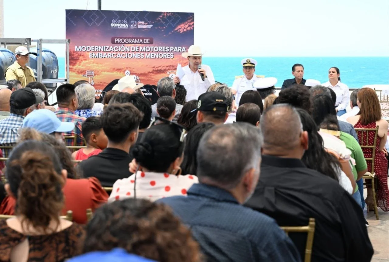 Durazo entrega motores para pescadores y becas universitarias en Puerto Peñasco