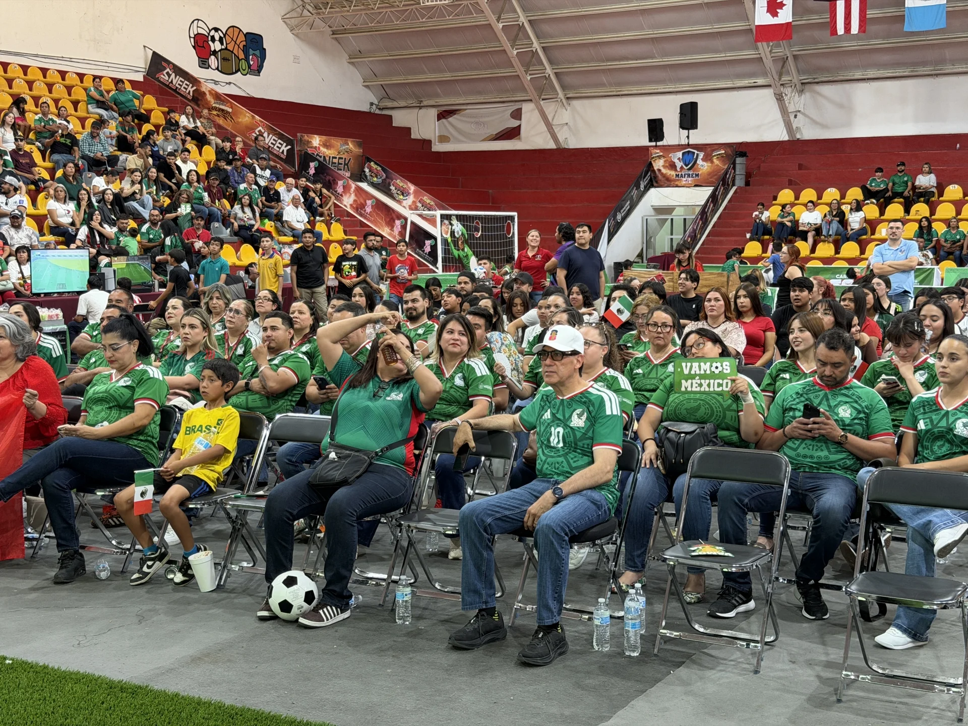 Afición nogalense convierte gimnasio municipal en una fiesta por el Mundial