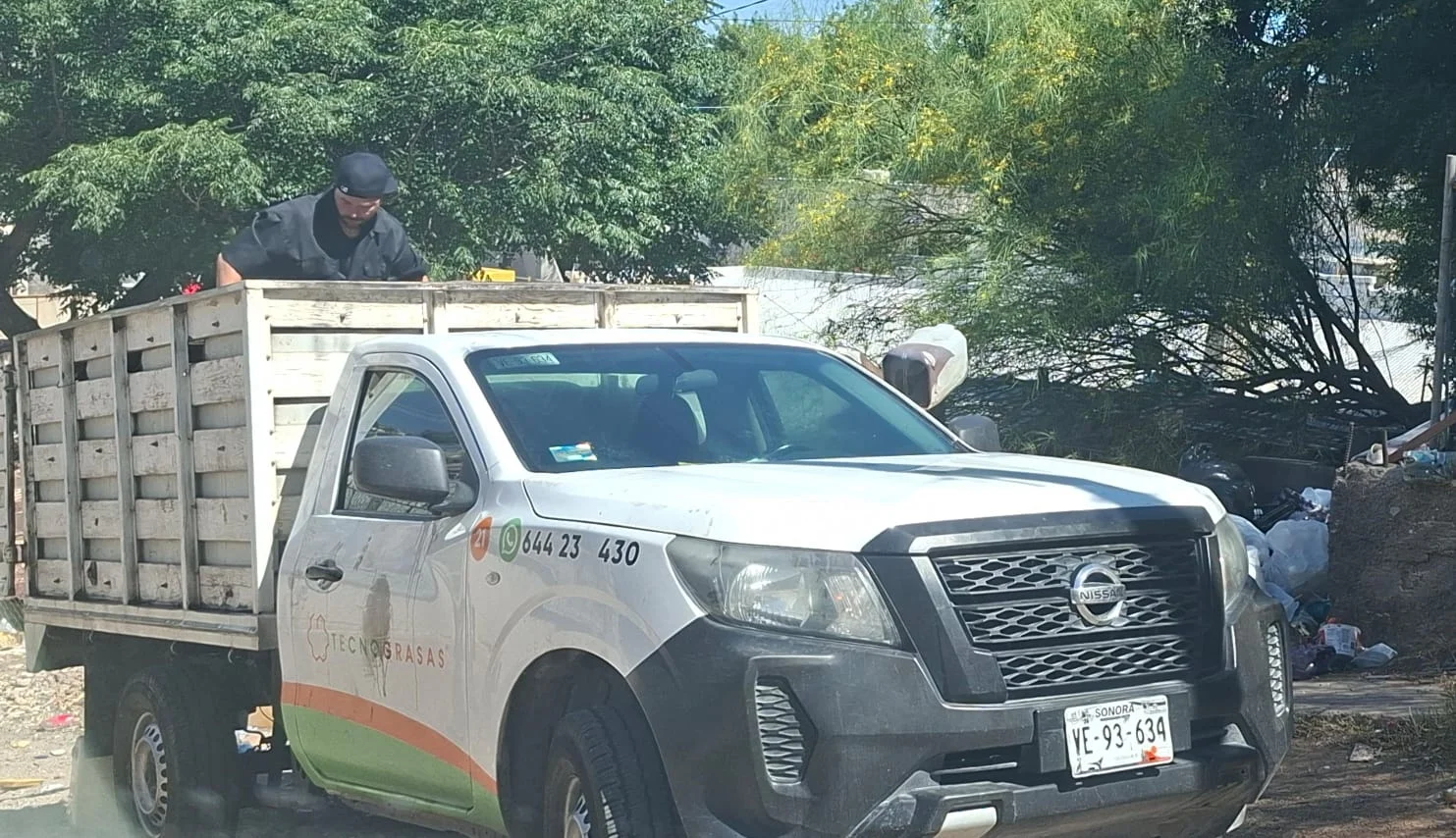 Ciudadanos exhiben a empresa “TECNOGRASAS” por tiradero clandestino de desechos en Nogales