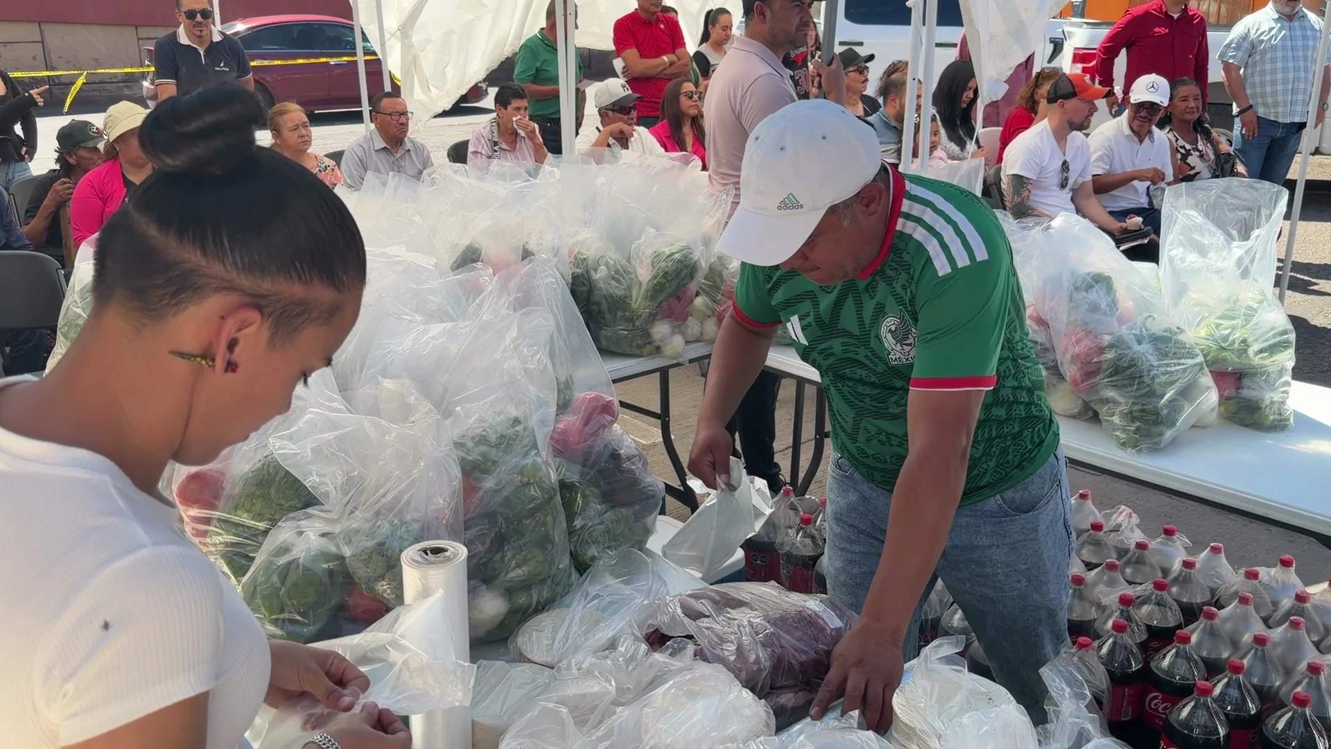 Celebran a papás cumplidos con paquetes de carne asada
