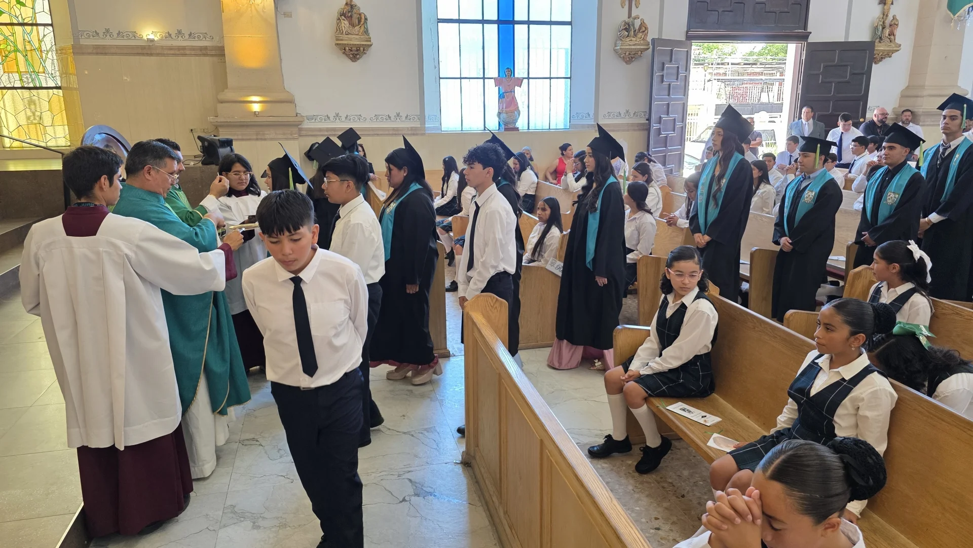 Reconocen esfuerzo de familias y estudiantes en temporada de graduaciones