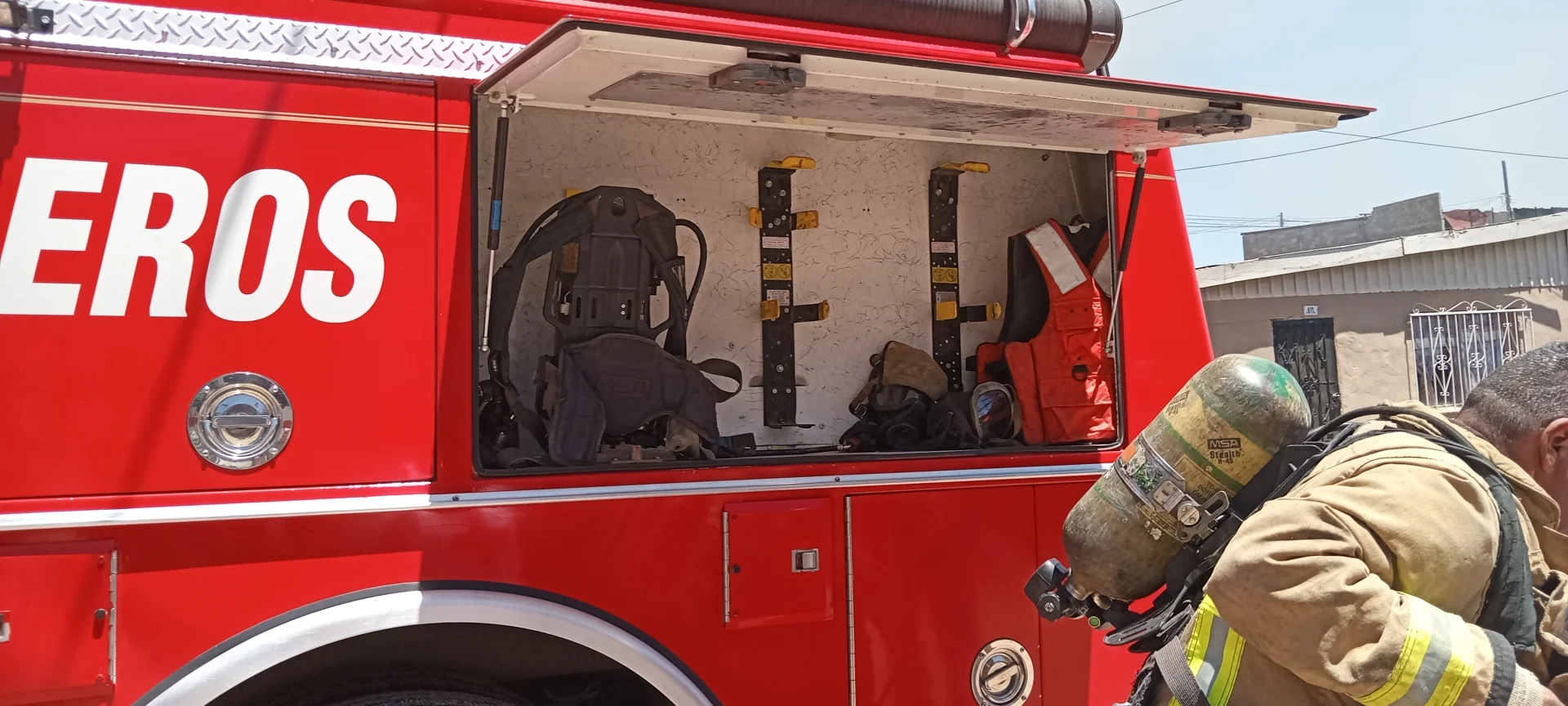 Hospitalizan a adulta mayor tras explosión e incendio en vivienda de la colonia Fundo Legal