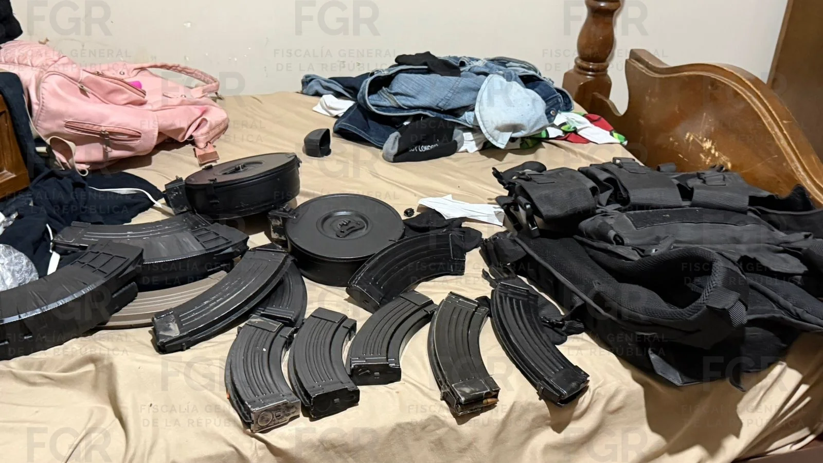 Cateo de la FGR en Caborca deja arsenal, droga y un explosivo asegurados
