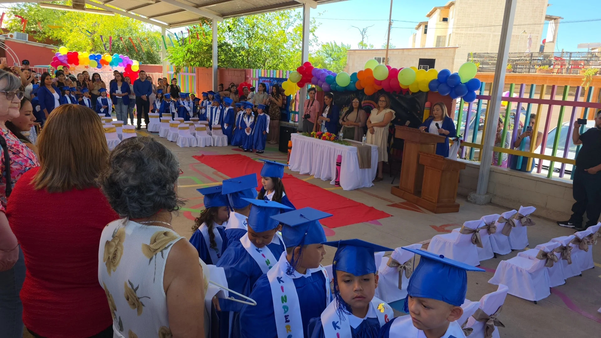 Gradúan pequeños estudiantes del Jardín de Niños 5 de Mayo