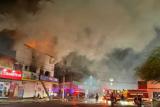 Moviliza a cuerpos de emergencia incendio en zona comercial de Nogales