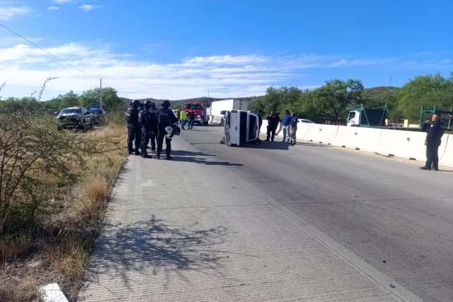 Tragedia en la carretera: muere mujer y dos menores resultan heridos en volcamiento