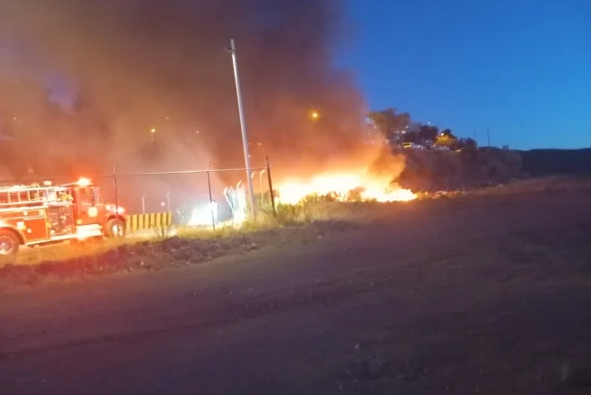 Controlan incendio de gran magnitud junto a empresa gasera en la frontera