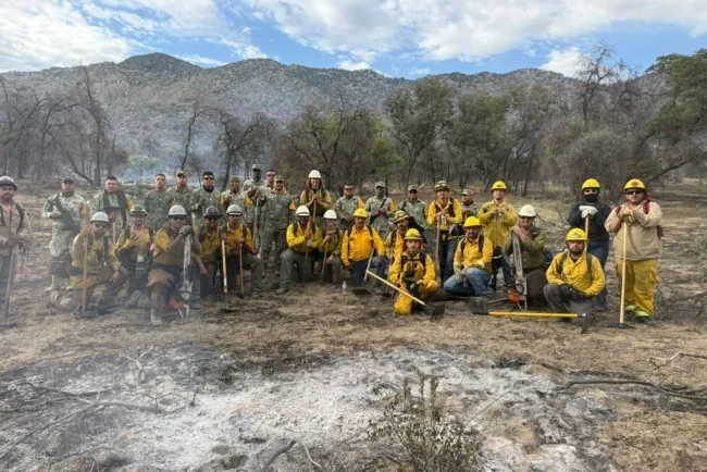 Refuerzan combate al incendio Benton en la frontera; llaman a prevenir nuevos siniestros