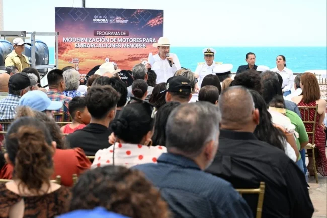 Durazo entrega motores para pescadores y becas universitarias en Puerto Peñasco