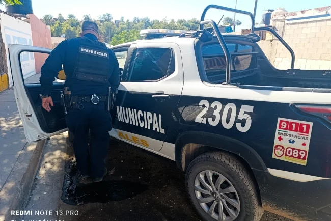 Vecino amenaza a adolescentes y desafía a la policía en Los Encinos