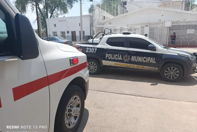 Reportan daños en puerta de hospital; paciente se retiró tras incidente
