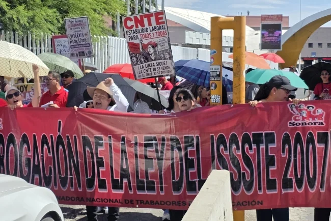 Maestros de Nogales intensifican protestas y bloquean de forma intermitente la frontera