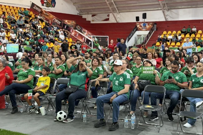 Afición nogalense convierte gimnasio municipal en una fiesta por el Mundial