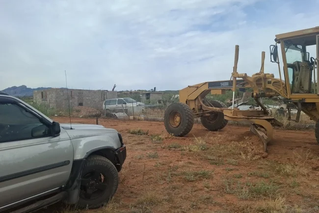 Avanza proyecto de electrificación y mejoramiento vial para comunidad Lipan Apache
