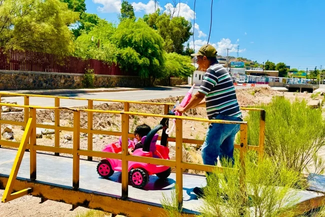 Construyen acceso peatonal temporal para mejorar movilidad en zona de obras