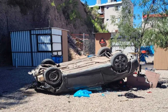 Aparatosa volcadura deja un lesionado en Nogales