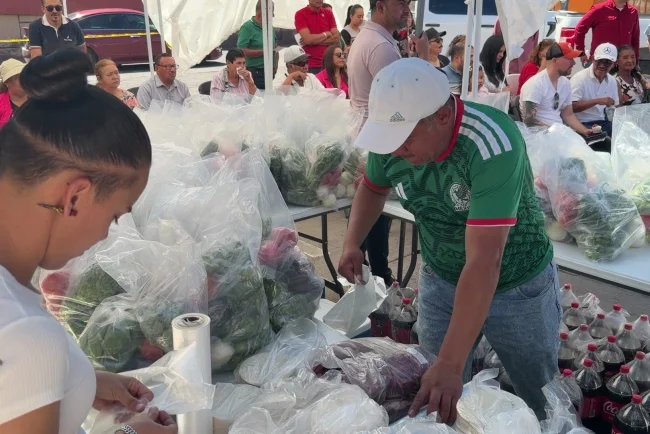 Celebran a papás cumplidos con paquetes de carne asada