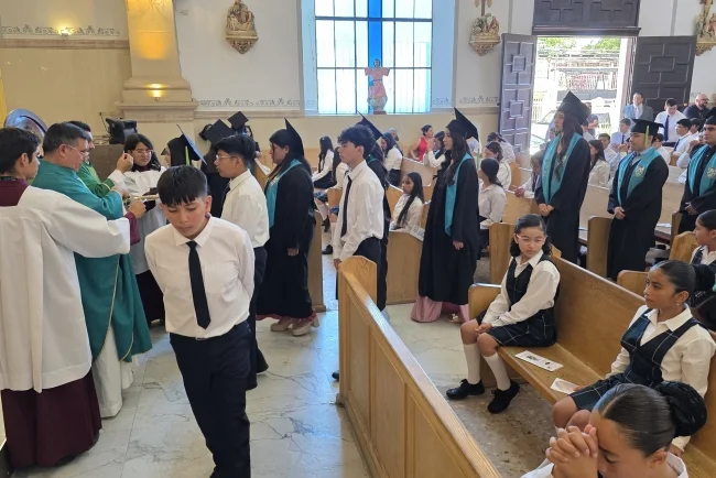Reconocen esfuerzo de familias y estudiantes en temporada de graduaciones