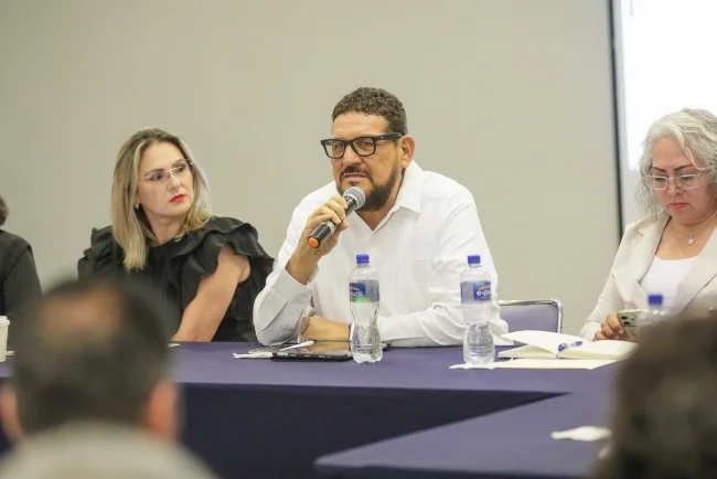 Mesa directiva del Congreso negocia solución ante protesta por temas presupuestales