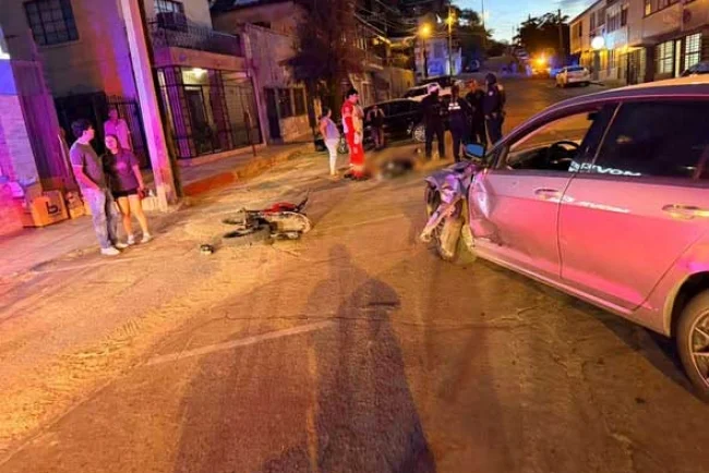 Hospitalizan a motociclista tras accidente en cruce de Campillo y Siordia