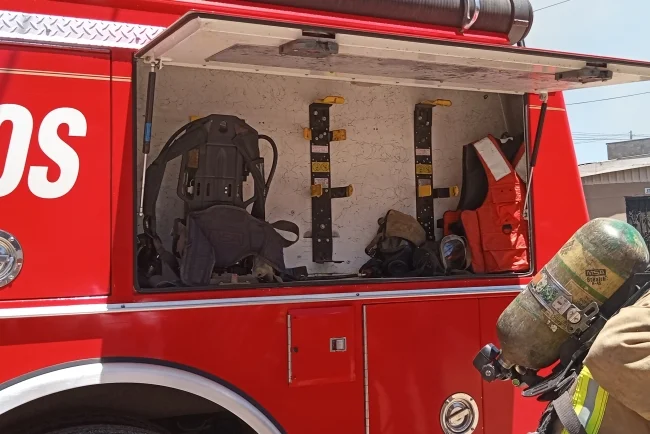 Hospitalizan a adulta mayor tras explosión e incendio en vivienda de la colonia Fundo Legal
