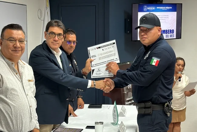 Policías y bomberos reciben homenaje por su entrega y servicio a la comunidad