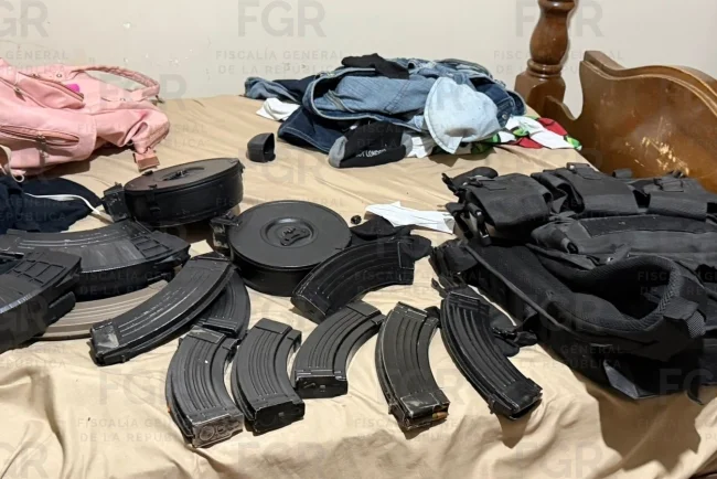 Cateo de la FGR en Caborca deja arsenal, droga y un explosivo asegurados
