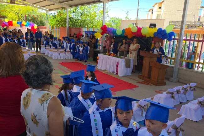 Gradúan pequeños estudiantes del Jardín de Niños 5 de Mayo