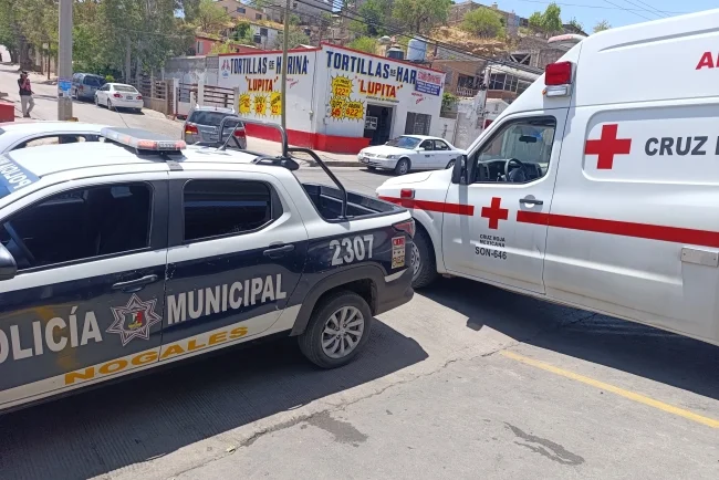 Sujeto hiere a dos policías con un tubo durante intervención por violencia familiar en Nogales