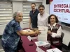 Dan certeza jurídica a 22 familias con entrega de escrituras en Nogales