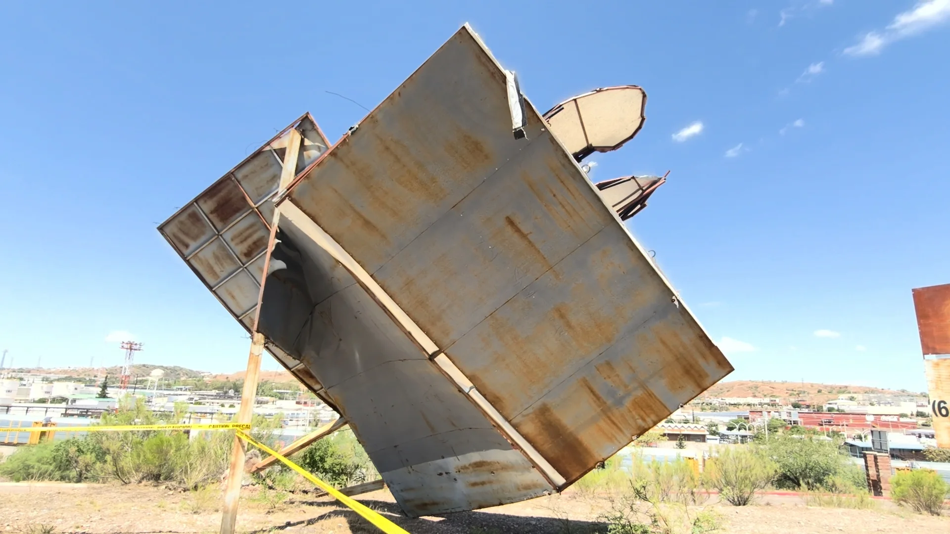 Fuertes vientos derriban estructura en bulevar 2000 de Nogales; sin heridos