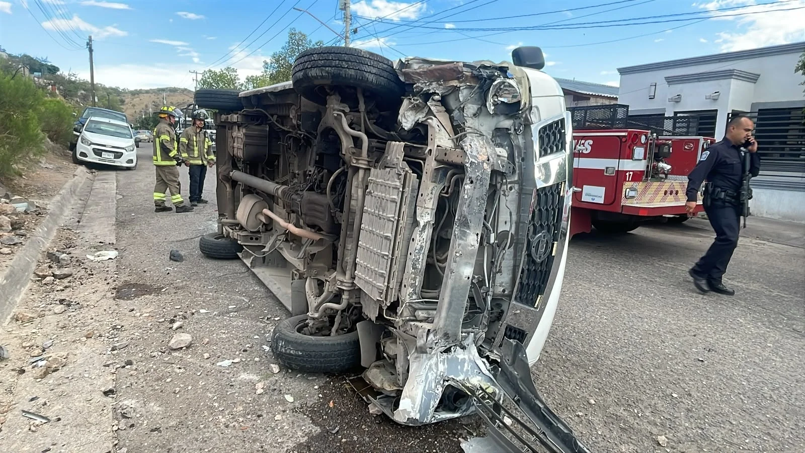 Conductor de van se salva sin heridas tras volcadura en San Juan Sur