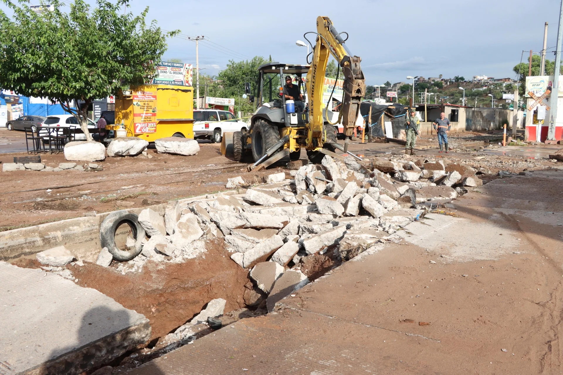 Daños por tormenta obligan al cierre de vialidad en Nogales; realizan evaluación estructural