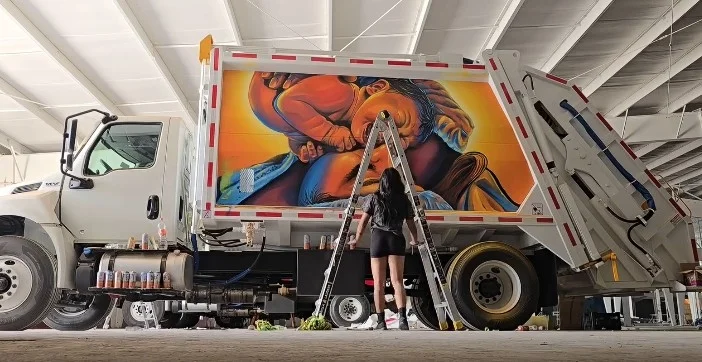 Arte sobre ruedas: Vianey Monjaraz convierte un camión recolector en símbolo de amor y esperanza
