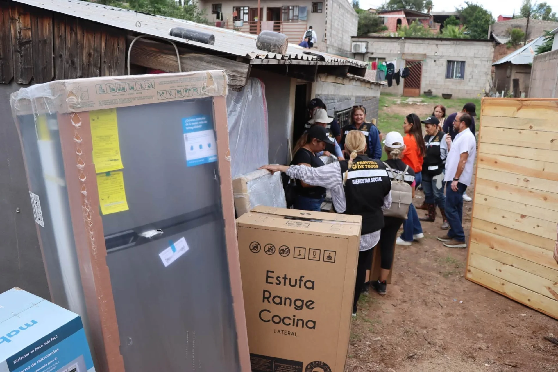 Cumplen entrega de apoyos a damnificados de Lomas de Nogales; piden desazolvar arroyo