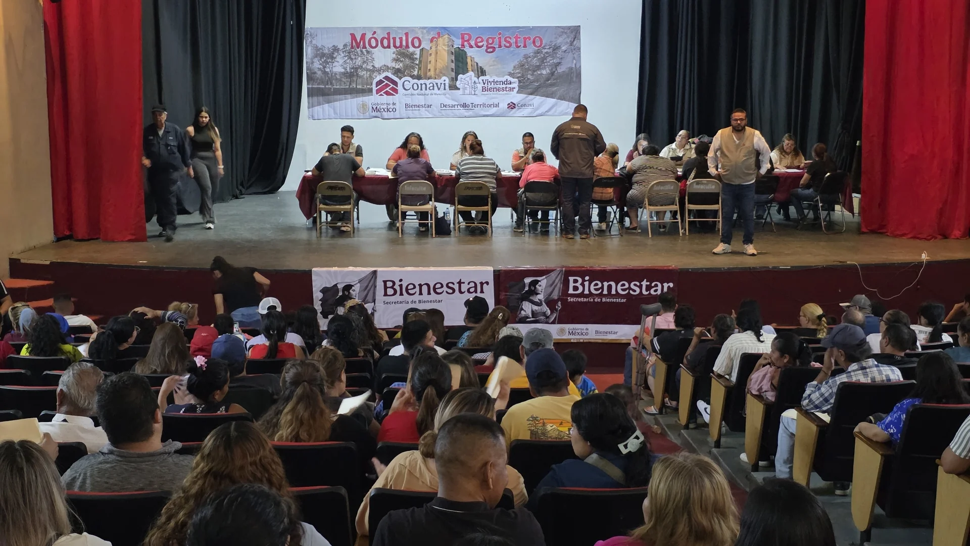 Satura demanda módulo de Vivienda para el Bienestar en Nogales; entregan 300 fichas