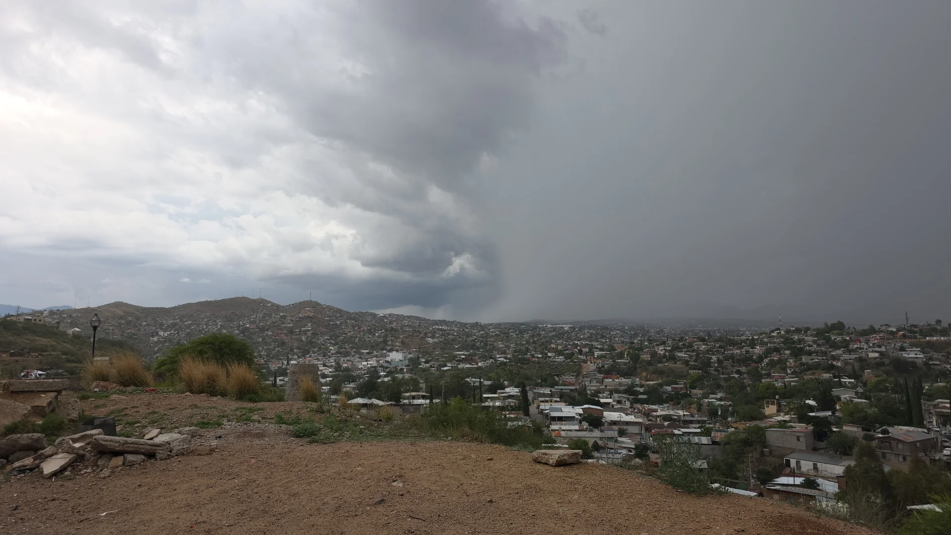Alertan por tormentas e inundaciones en Nogales; lluvias continuarían la próxima semana