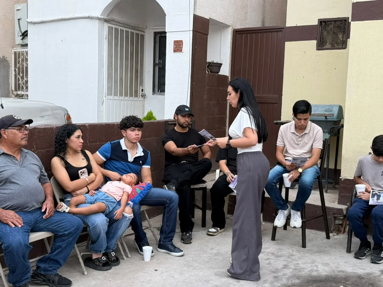 Angélica Burgos promueve programas de apoyo comunitario con Mujeres al 100
