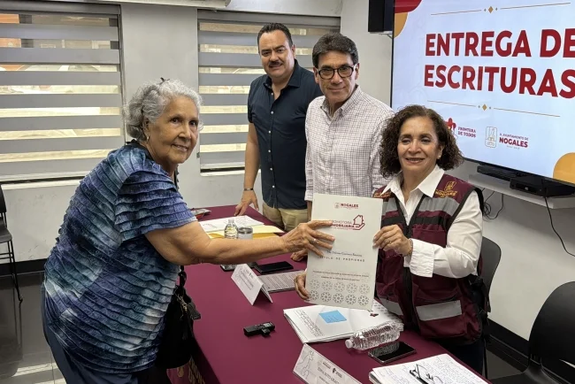 Dan certeza jurídica a 22 familias con entrega de escrituras en Nogales