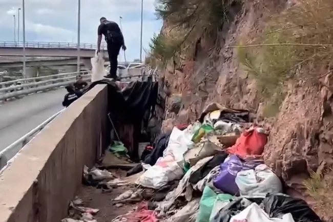 Limpian puentes, plazas y panteones ocupados por personas en situación de calle