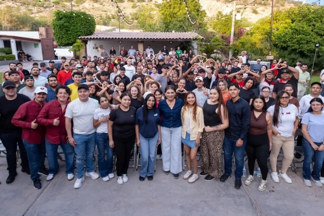 Lorenia Valles impulsa oportunidades para jóvenes y propone regular redes sociales por salud mental