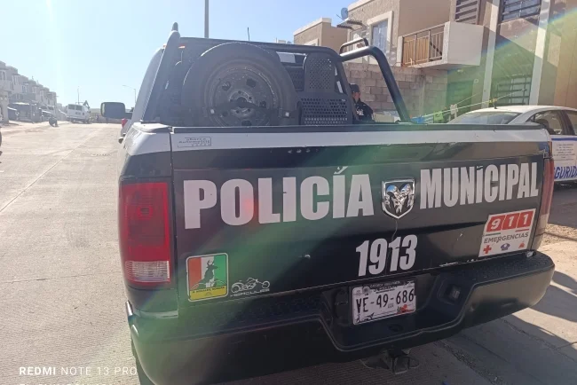 Denuncian robo al interior de vehículo frente a farmacia en Nogales
