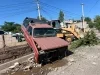 Sin frenos, retroexcavadora termina dentro de vivienda y causa daños en Lomas de Nogales