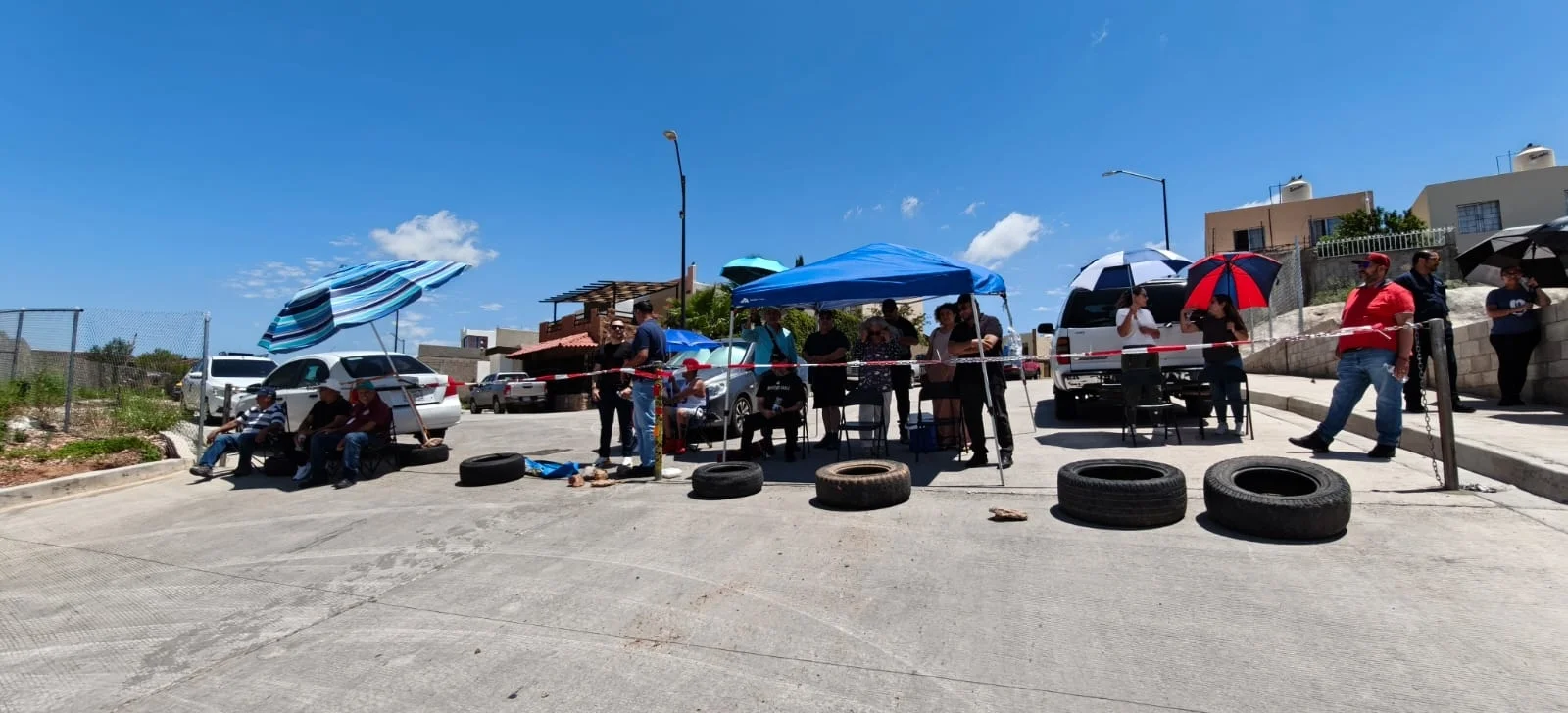 Residentes de Fuente de Piedra cierran calle en protesta por apertura de acceso; denuncian robos e inseguridad