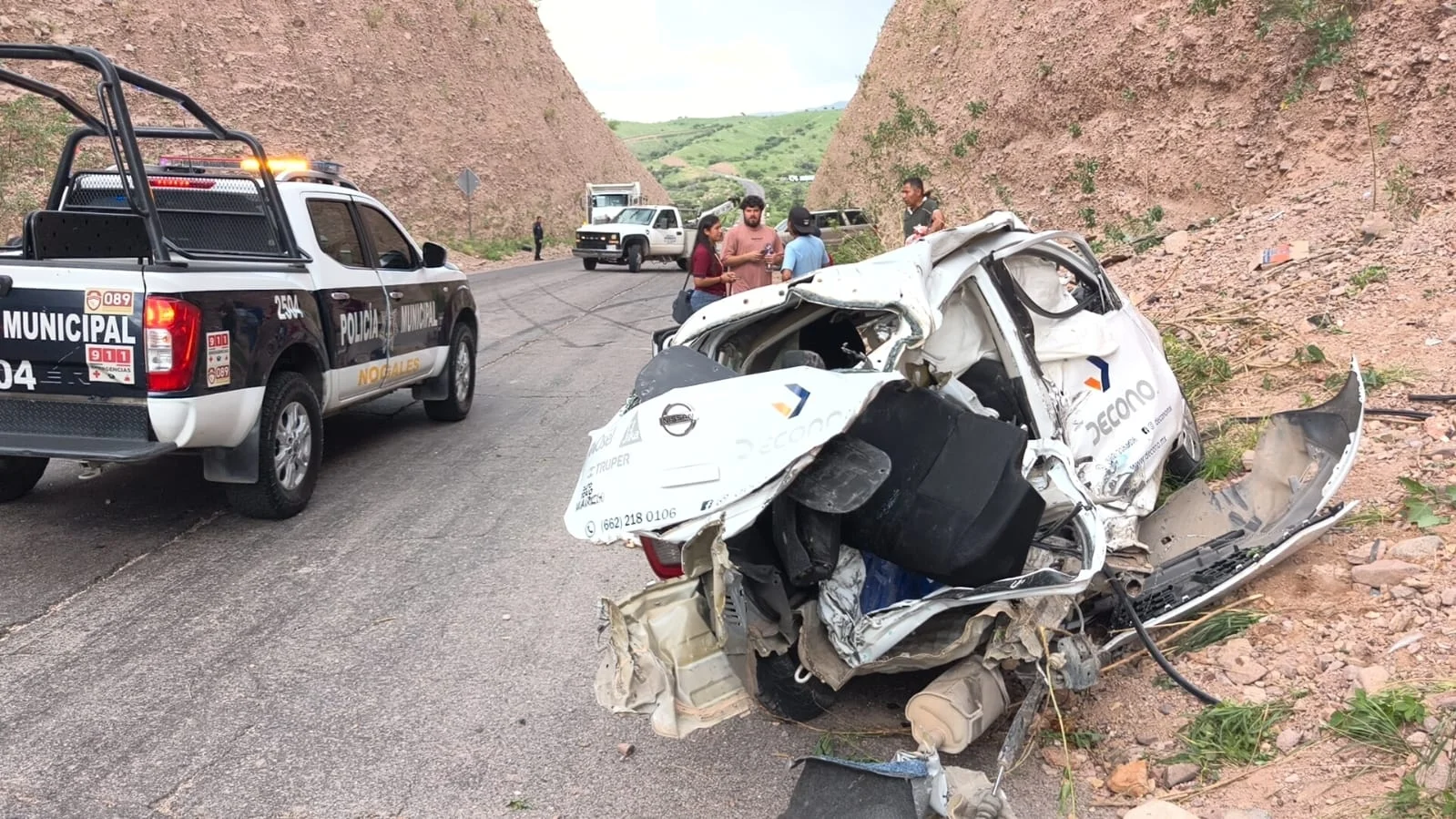 Conductor sale disparado por el parabrisas tras invadir carril y provocar choque en Nogales