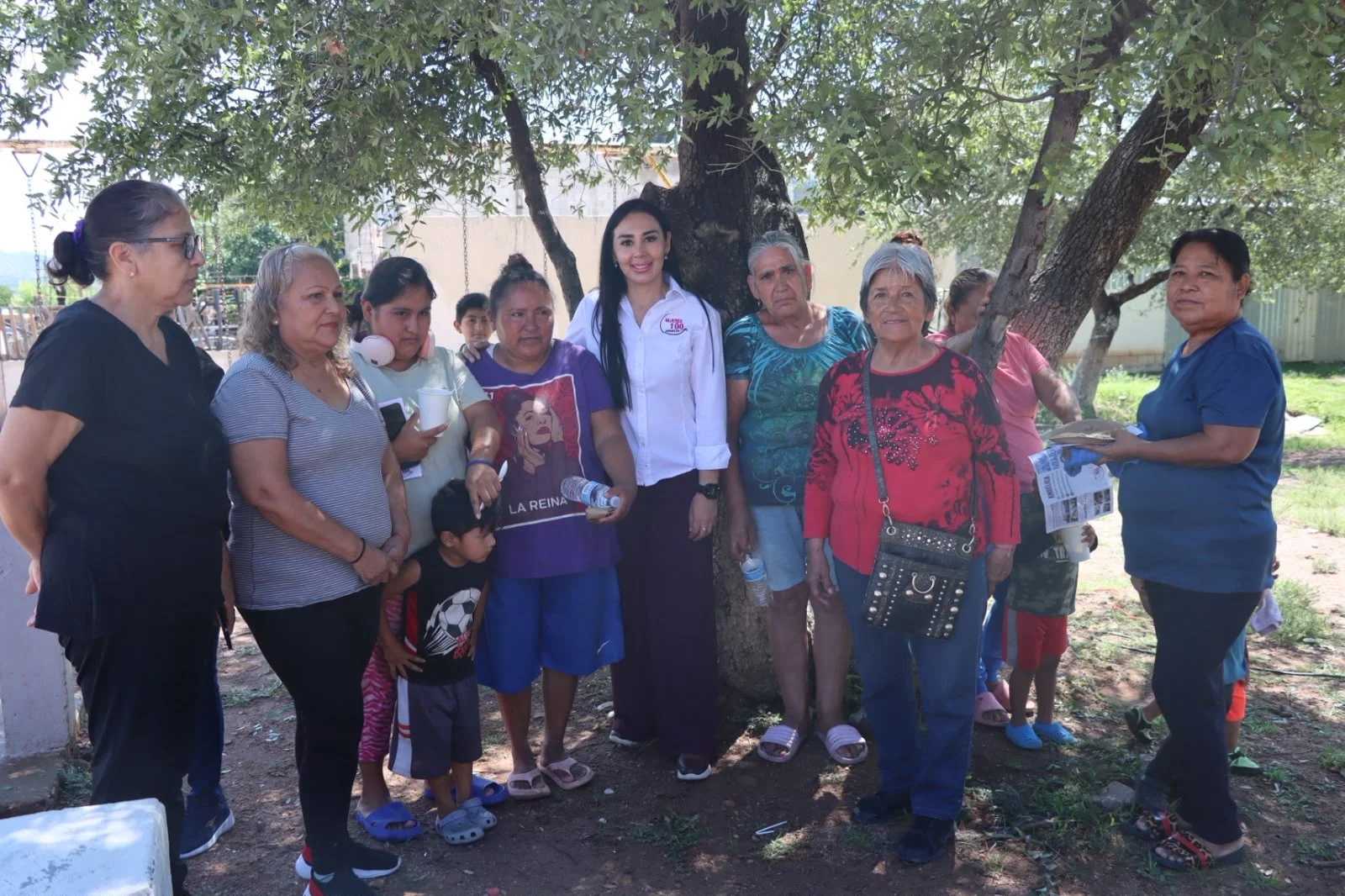 Angélica Burgos lleva programas de apoyo de Mujeres al 100 a familias de La Mesa
