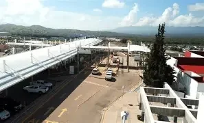 Pierden el control y vuelcan en el Corredor Fiscal; dos personas resultan lesionadas
